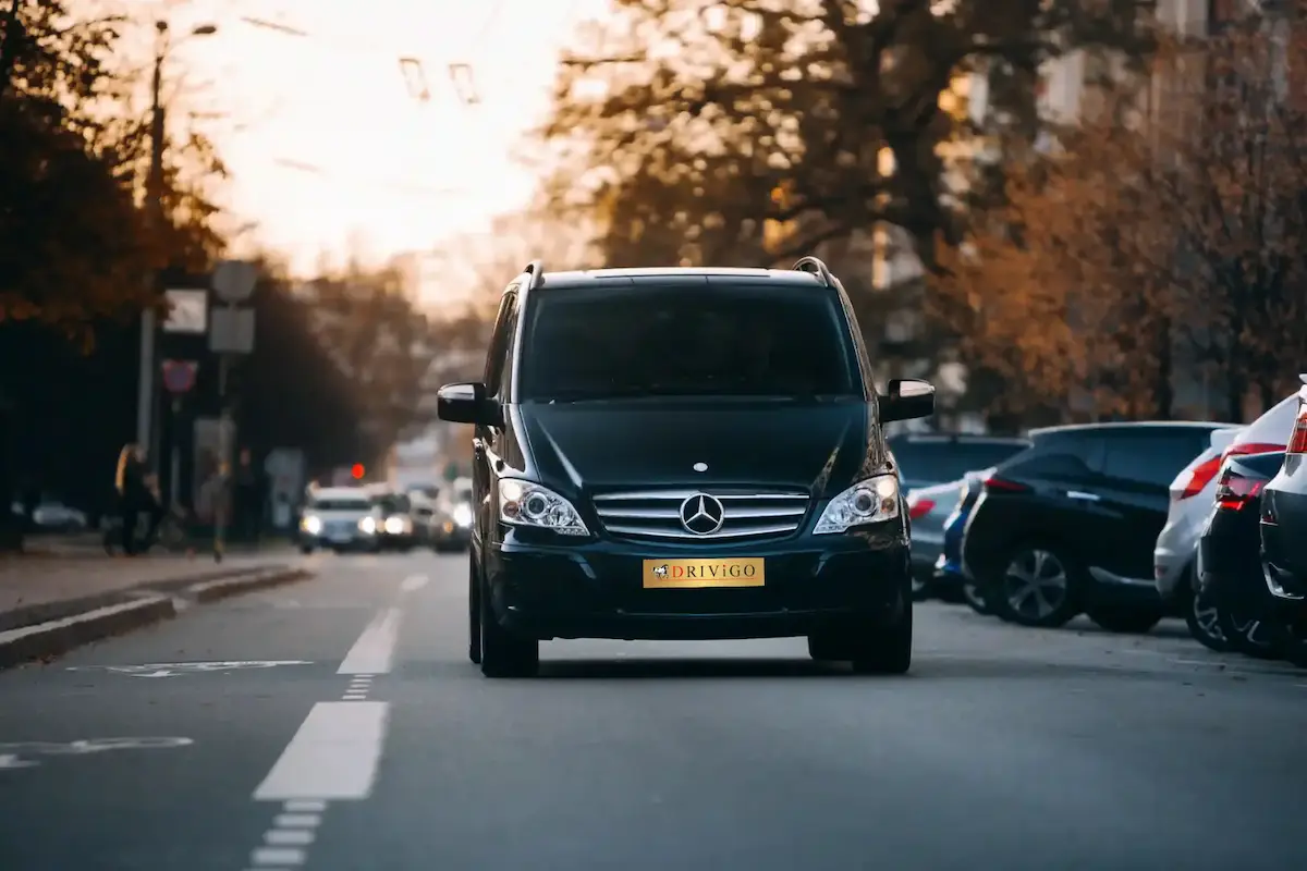 Van rue chauffeur femme Pari