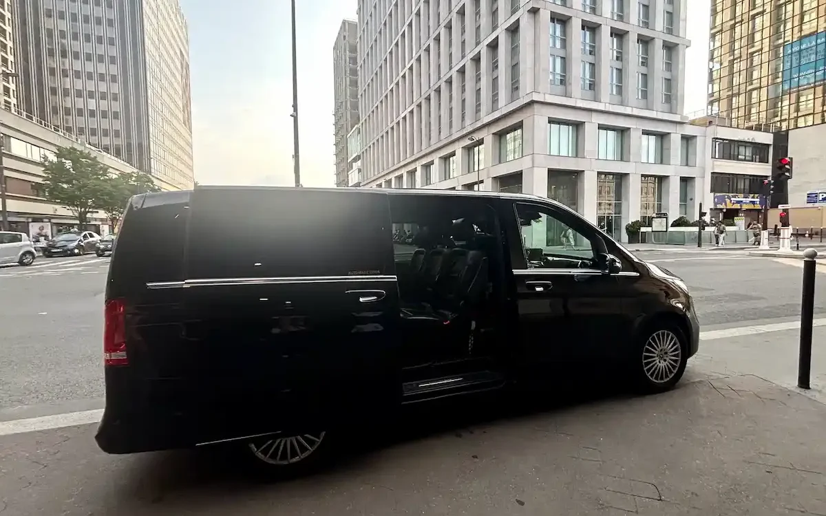 Intérieur spacieux chauffeur femme