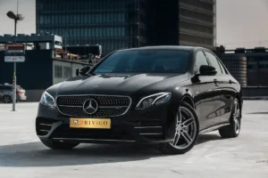 Berline noire pour transport chauffeur privé de luxe, longue distance, VIP