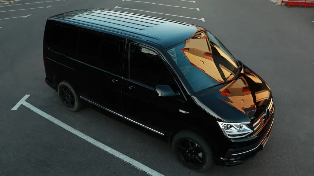 Van vue dessus chauffeur prive de luxe