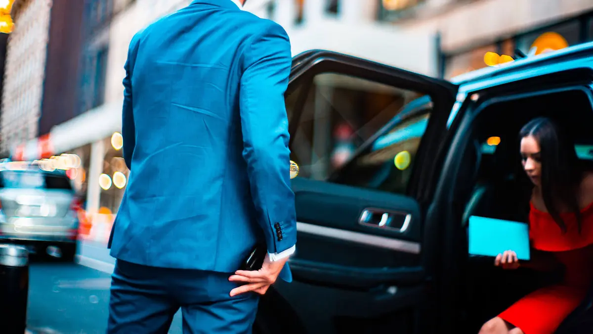 Ouverture portière avec cliente qui descend de la berline, chauffeur vip